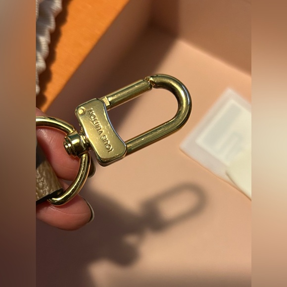 LV Reverse Monogram crossbody strap - Picture 4 of 5